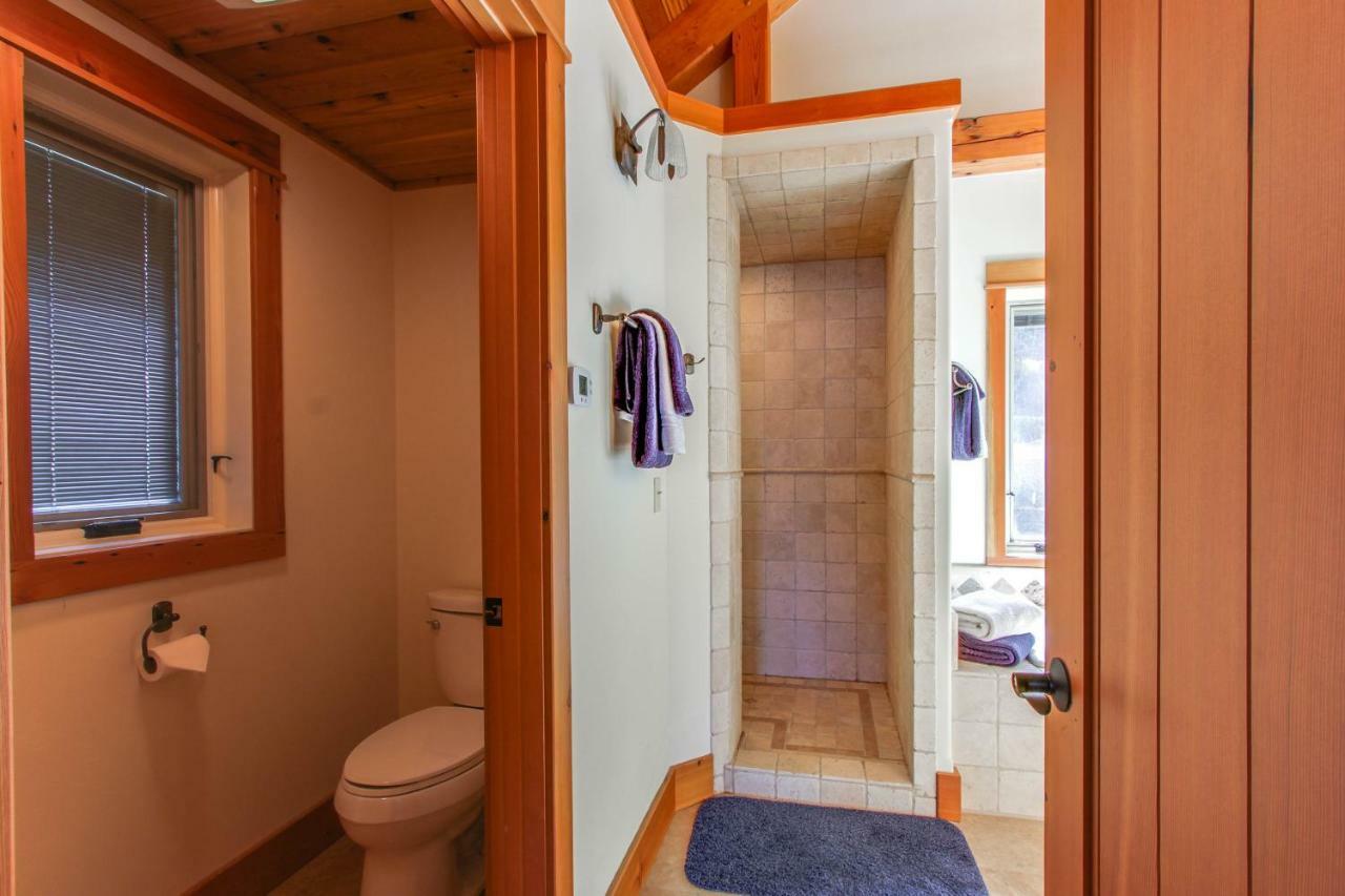 Bottle Bay Lakefront Lodge แซนด์พอยต์ ภายนอก รูปภาพ