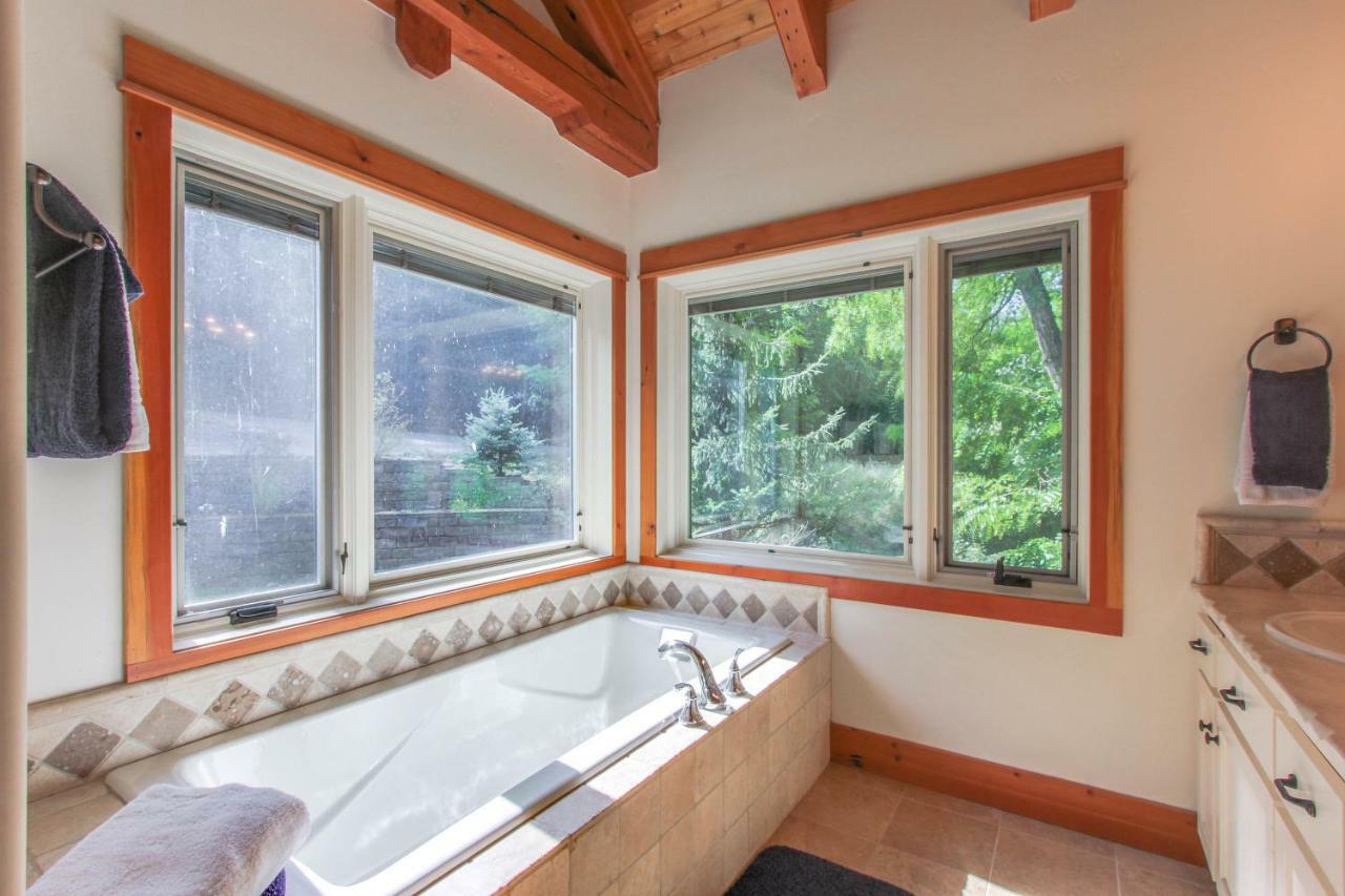 Bottle Bay Lakefront Lodge แซนด์พอยต์ ภายนอก รูปภาพ